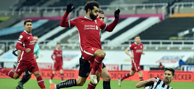 Mohamed Salah y Federico Fernández en el empate entre Newcastle y Liverpool / AFP