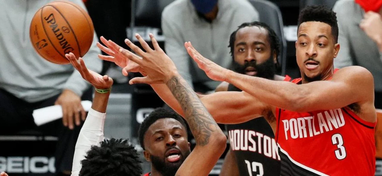 CJ McCollum brilló con un triple decisivo / AFP