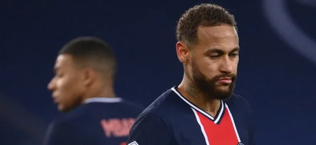 Neymar se retiró con gestos de dolor por un golpe en el tobillo. / Foto: AFP