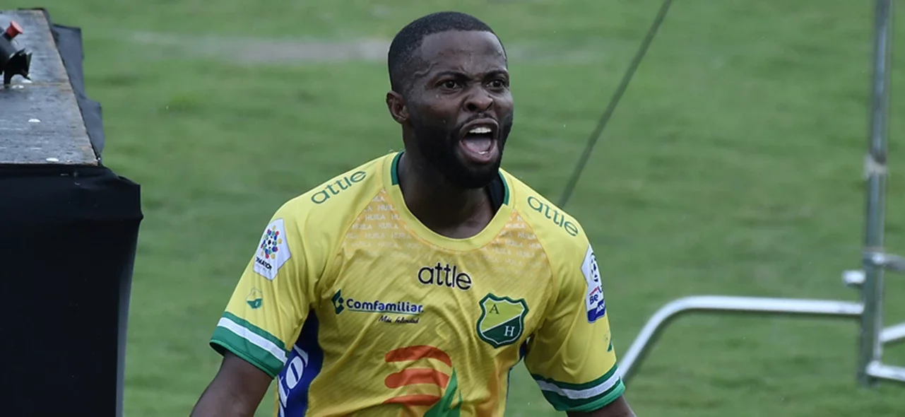 Yuber Asprilla celebra el segundo tanto frente a Cortuluá / VizzorImage / Gabriel Aponte