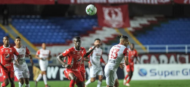 América y Santa Fe disputando la primera final / Foto VizzorImage