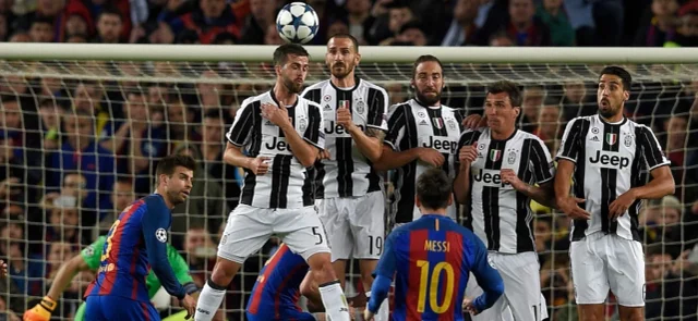 Messi cobrando un tiro libre ante Juventus en la Champions League 2017 / Foto AFP
