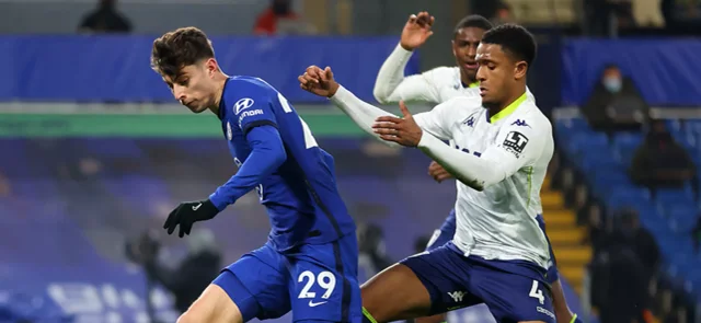 Kai Havertz y Ezri Konza disputan el balón en el partido que enfrentó a Chelsea vs. Aston Villa / AFP