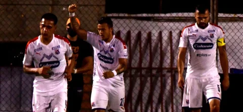 Leonardo Castro se reportó con doblete | Foto: VizzorImage / Luis Benavides