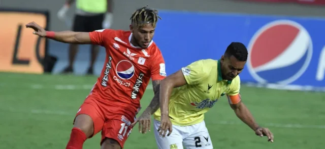 Germán Gutiérrez en duelo con Duván Vergara de América / Foto VizzorImage