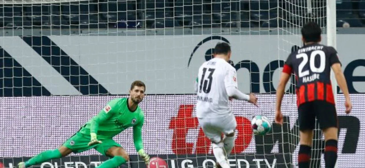 Frankfurt y Mönchengladbach empataron a tres goles / AFP