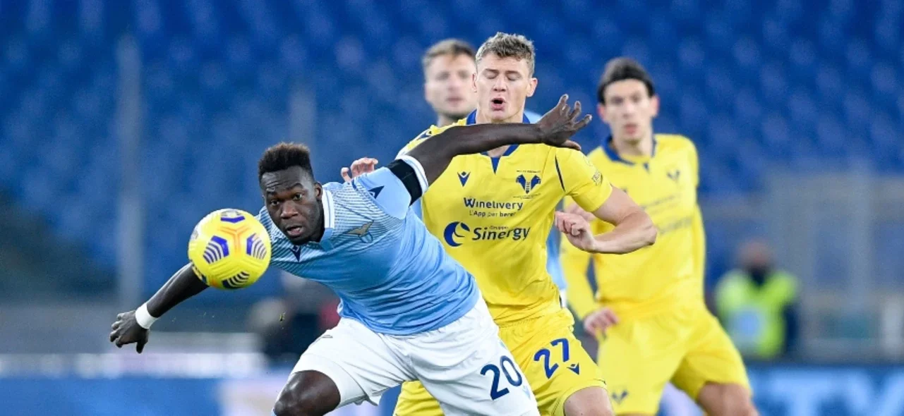 Hellas Verona en duelo frente a Lazio en condición de visitante / Foto AFP