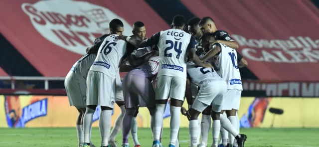 Junior informó 10 casos con covid en el plantel | VizzorImage / Gabriel Aponte