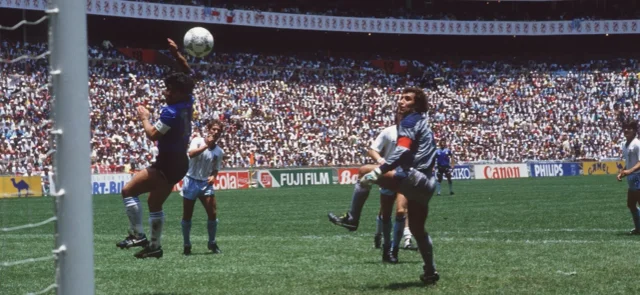 Maradona y el momento histórico de la mano de 'dios' / Foto AFP