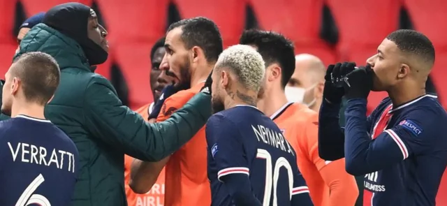 Los jugadores abandonaron como sinónimo de protesta / AFP