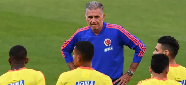 Carlos Queiroz hablando con los jugadores de la selección Colombia / Foto FCF