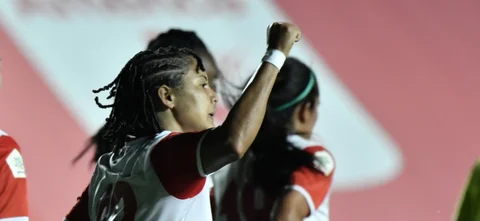 Santa Fe celebra el triunfo ante América en la ida de la final de la Liga Femenina / Foto VizzorImage