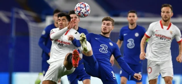 Sevilla vs Chelsea en el partido de ida en Champions 2020 / Foto AFP