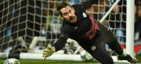 Scott Carson, guardameta de Manchester City, dio positivo para COVID-19. / Foto: AFP