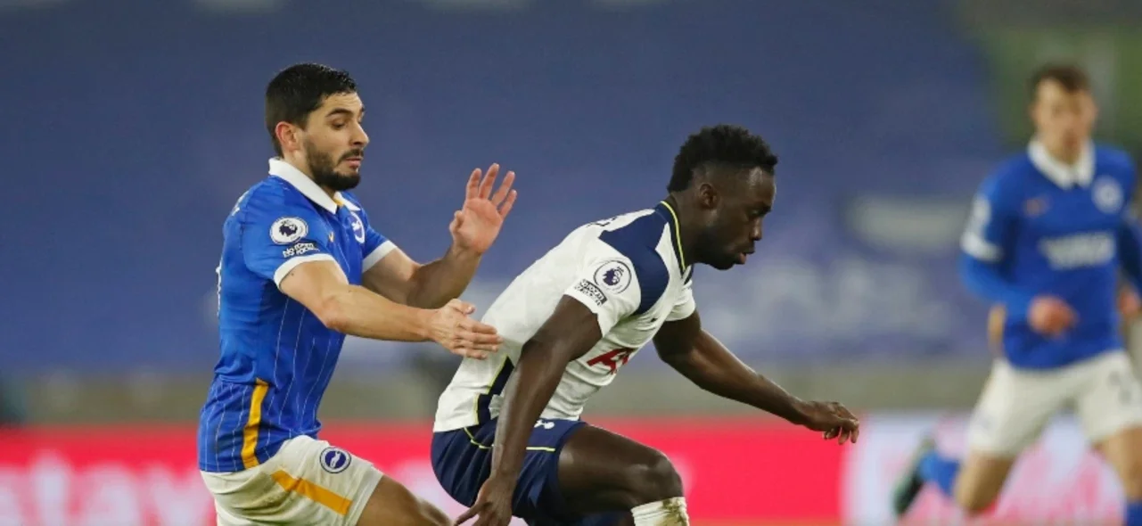 Davinson Sánchez en duelo con Neal Maupay / Foto AFP