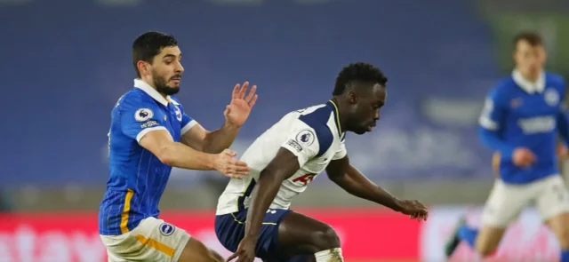 Davinson Sánchez en duelo con Neal Maupay / Foto AFP