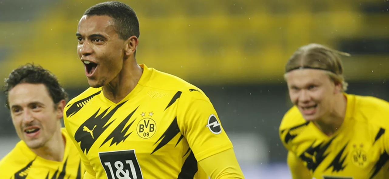 Manuel Akanji celebra en la victoria de Borussia Dortmund frente a Wolfsburgo / AFP