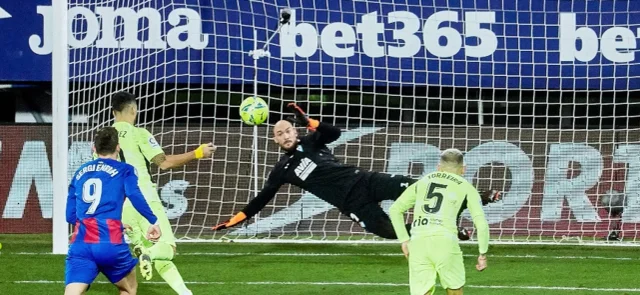 Luis Suárez en el momento que picó el penal ante Eibar / Foto AFP