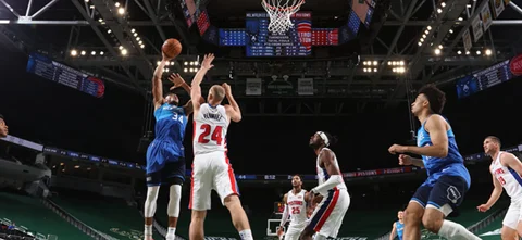 Giannis Antetokounmpo anotando en la victoria de Milwaukee Bucks / AFP