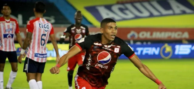Luis Sánchez celebra un gol con América | Foto: VizzorImage / Jairo Cassiani