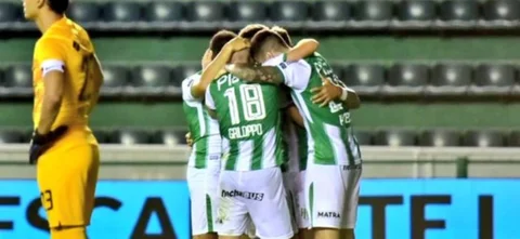 Los colombianos Arboleda y Cuero fueron titulares con Banfield / AFP