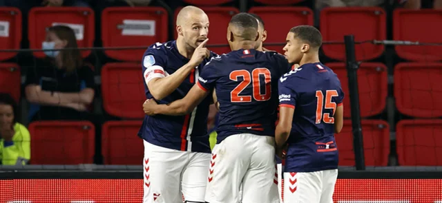 Michael Chacón celebra con sus compañeros de Emmen tras anotar un gol / AFP