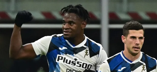 Duván Zapata celebrando el tercero en el triunfo sobre Milán / Foto AFP