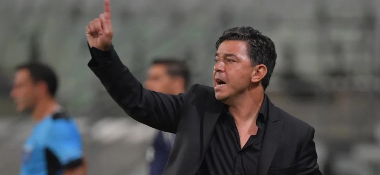 Gallardo dirigiendo a River Plate ante Palmeiras / Foto AFP