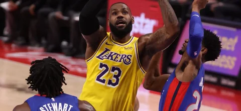 LeBron James dominó el juego en la primera mitad / AFP