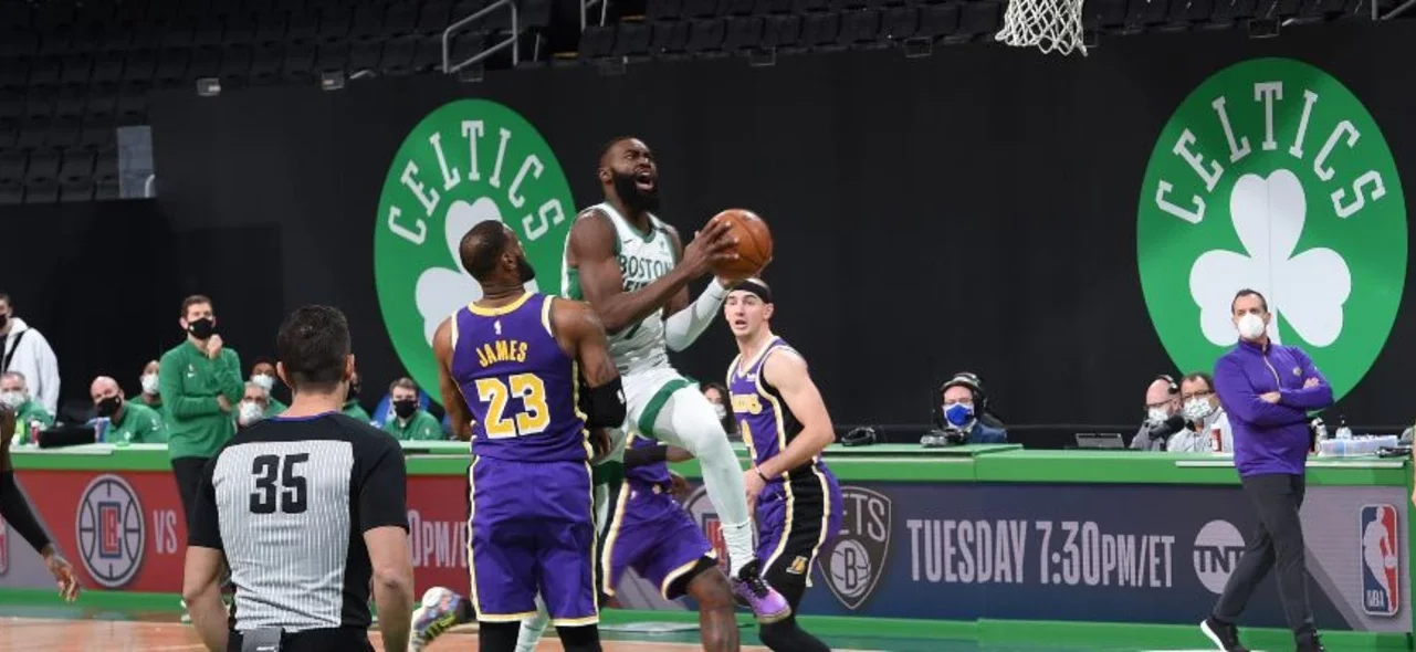 LeBron: 21 tantos, 7 capturas y 7 asistencias / AFP