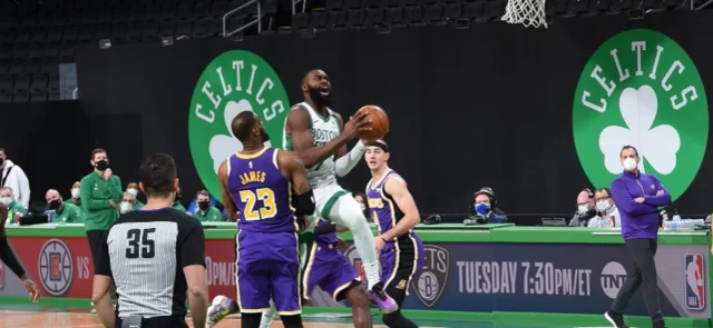 LeBron: 21 tantos, 7 capturas y 7 asistencias / AFP