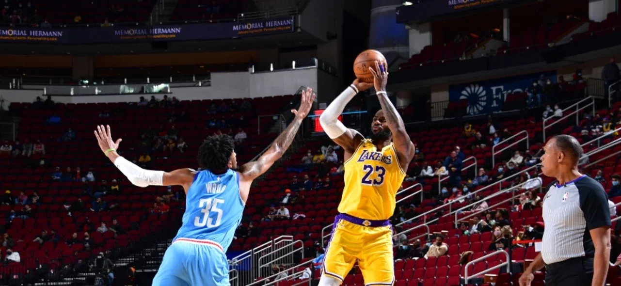 LeBron James haciendo haciendo una canasta de 3 puntos / Foto AFP