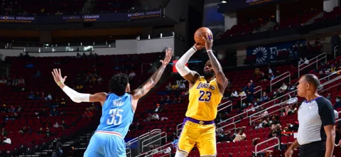 LeBron James haciendo haciendo una canasta de 3 puntos / Foto AFP