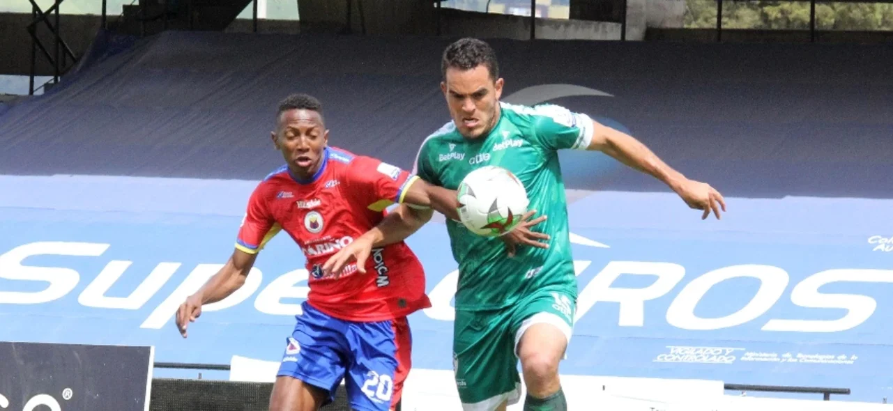 Mena y García en la disputa del balón / Foto VizzorImage