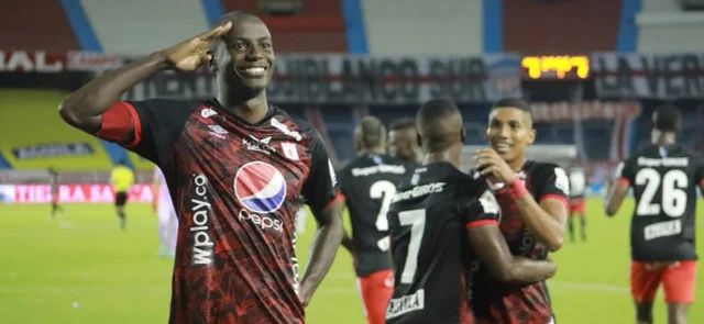 Adrián Ramos, goleador de América | Foto: VizzorImage / Jairo Cassiani