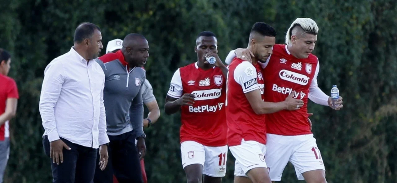 Rangel celebra con sus compañeros el segundo gol de la victoria de Santa Fe / Foto VizzorImage