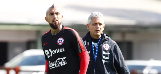 Reinaldo Rueda y Arturo Vidal en entrenamiento con Chile / Foto AFP