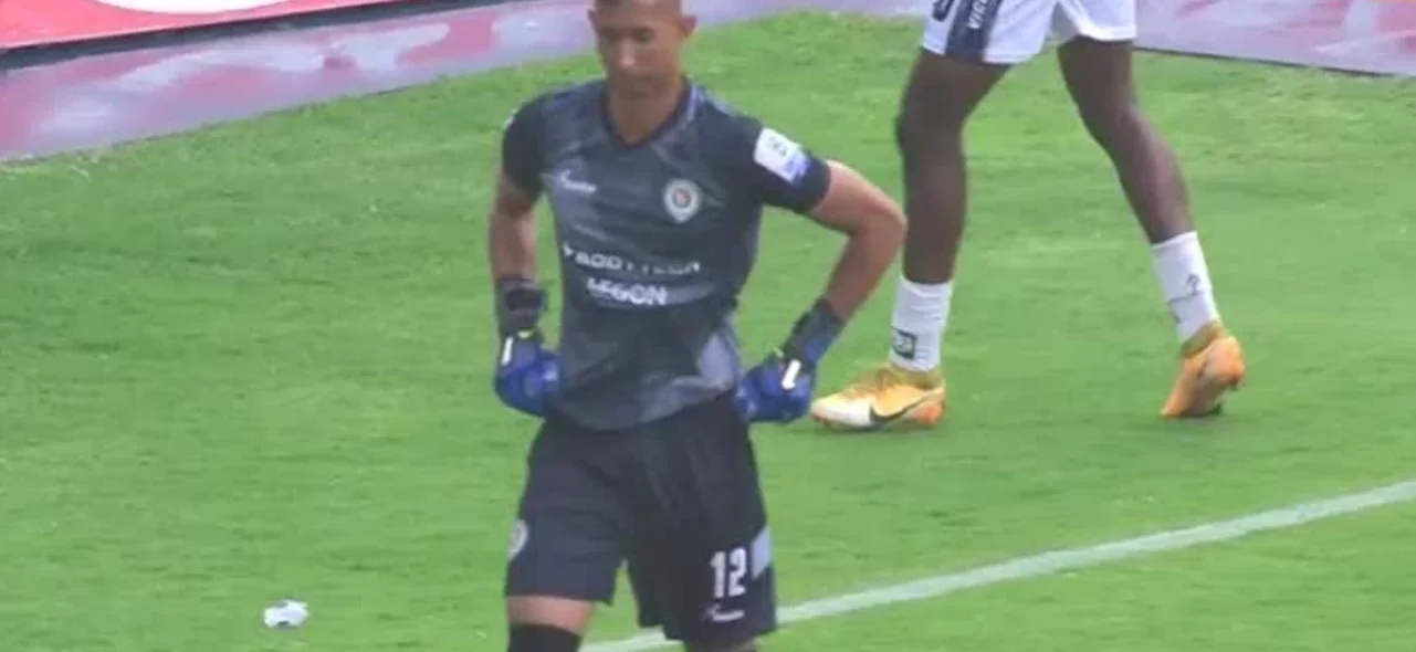 Manuel Arias y su atajada en el juego frente a Atlético FC.