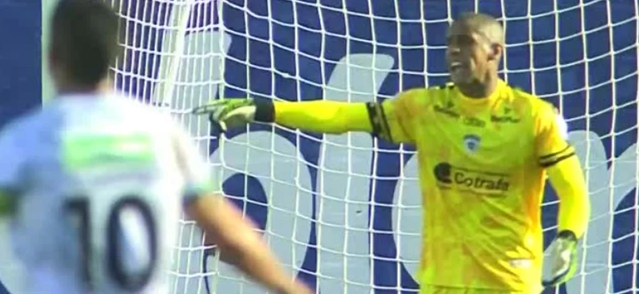 Cristian Bonilla se lució con una atajada en el Jaraguay.