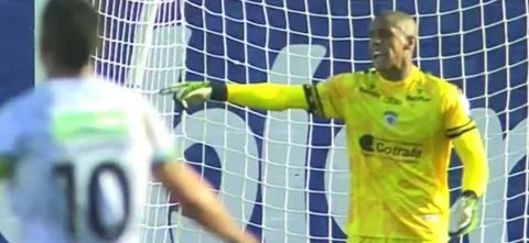 Cristian Bonilla se lució con una atajada en el Jaraguay.