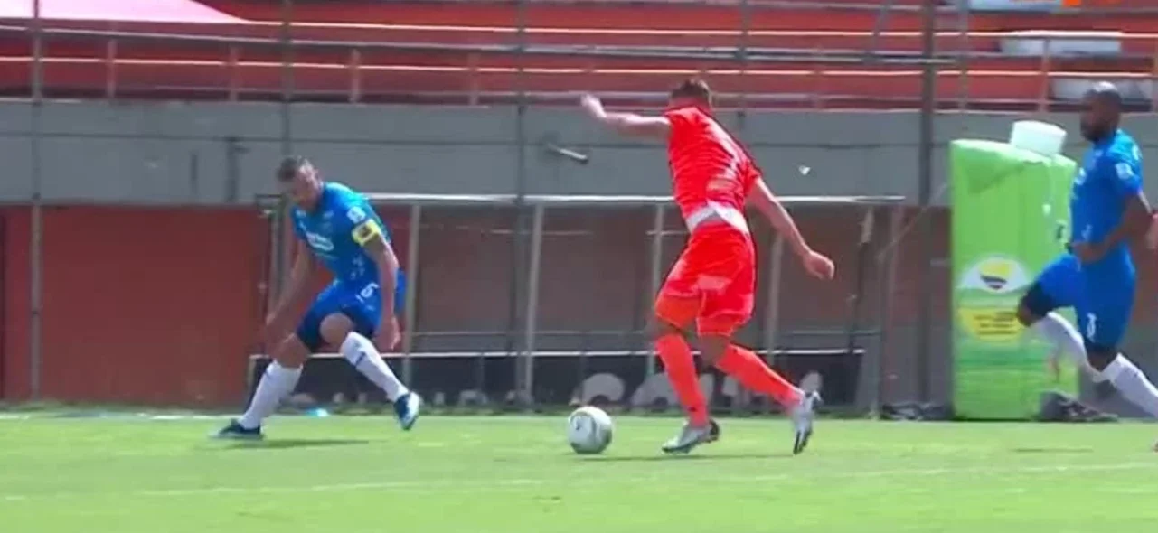 Cadavid vs. Toledo: el defensor incomodó y evitó el gol de Envigado.