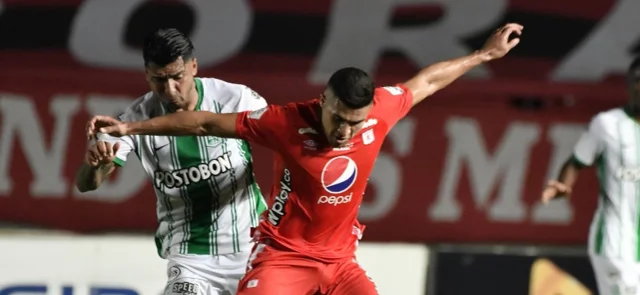 Carlos Sierra disputando el balón con Jefferson Duque de Nacional / Foto VizzorImage