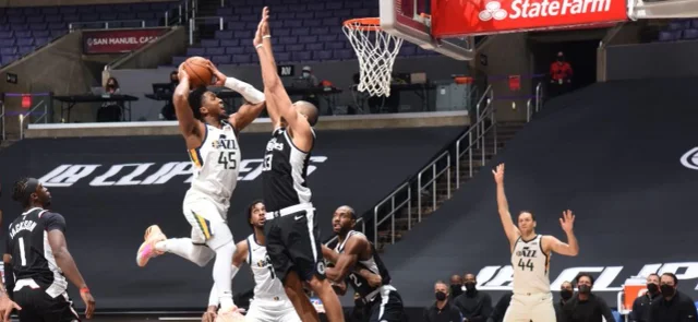 Jazz vendió cara su derrota peleando hasta el último minuto / AFP