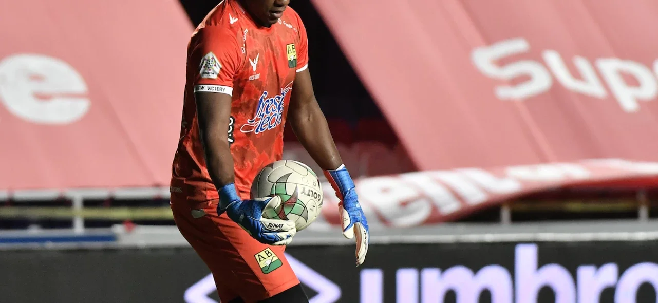 Juan Camilo Chaverra, figura de Bucaramanga frente a La Equidad. / Foto: VizzorImage - Gabriel Aponte