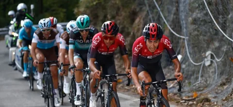 Iván Sosa y Egan Bernal en El Mont Ventoux / Foto AFPcICLI