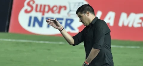 Juan Cruz Real, técnico de América. / Foto: VizzorImage - Gabriel Aponte