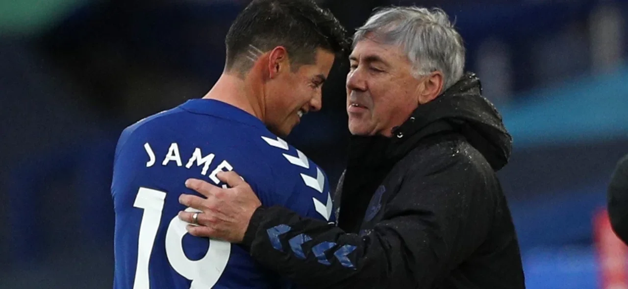 James Rodríguez abraza a Ancelotti / Foto AFP