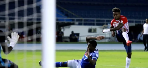 Momento del gol de Junior frente a Millonarios / Foto VizzorImage