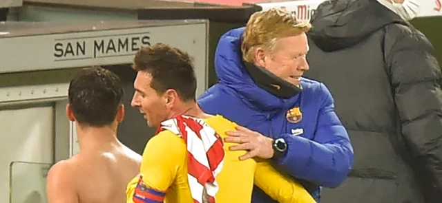 Ronald Koeman, junto a Lionel Messi / AFP