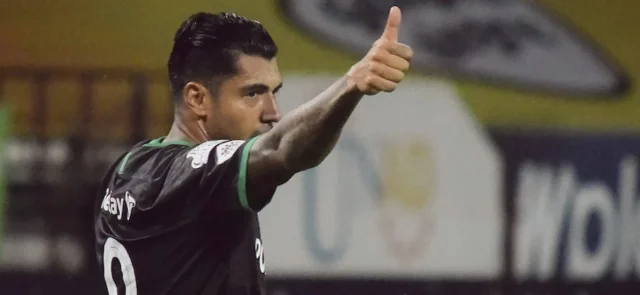 Jefferson Duque hace trabajo de campo. / Foto: VizzorImage - John Jairo Bonilla